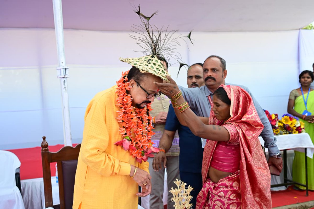 राज्यपाल श्री रमेन डेका ने आज अपने बिलासपुर प्रवास के दौरान कोटा विकासखंड के शिवतराई पहुंचकर बैगा और बिरहोर जनजाति के लोगों से आत्मीय चर्चा की।