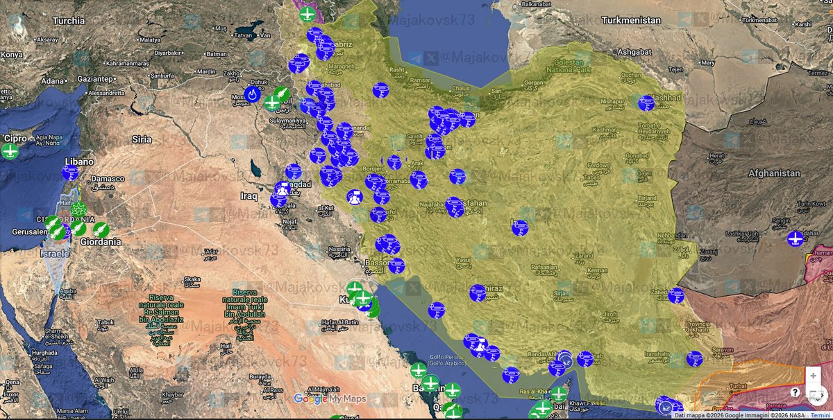 Majakovsk73's tweet photo. #iran #Usa #Mo consueto aggiornamento mappa. Alcune cose da notare:

1) Le notizie sull’entrata dei curdi ad ovest sono risultate completamente false. La notizia è stata smentita dallo stesso governo curdo iracheno.

Ho già spiegato ampiamente perché non mi aspetto boots on the ground, in particolare nel caso dei curdi.

Resteranno attivi, ovviamente, i movimenti insurrezionali beluci e curdi già esistenti, che cercheranno di sfruttare l’occasione. Ma ricordiamoci che sono numericamente decisamente piccoli.

2) Interessante come gli strike stiano sistematicamente colpendo non solo infrastrutture e mezzi militari, ma anche commissariati di polizia e palazzi governativi. Soprattutto per i commissariati il numero è impressionante. Si vuole cercare di eliminare il più possibile le forze di sicurezza e di primo contrasto per eventuali insurrezioni.

Altro punto: gli strike si stanno “allargando” anche in aree periferiche, soprattutto nelle zone curde, ma anche altrove. L’impressione è che nei primi giorni ci si sia concentrati su obiettivi più grossi e su Teheran, per poi andare ad allargare progressivamente l’azione.

Quanto alle navi, da registrare il primo siluramento di una nave dalla WWII: a largo di Ceylon è stato affondato un destroyer iraniano. Ormai si parla di 20 navi iraniane affondate ed anche stamani il porto di Bandar Abbas era in fiamme per gli airstrike della notte. Probabile che la marina iraniana di grossa stazza sia stata completamente azzerata.

3) L’Iran ha diminuito il numero di lanci di missili e droni. La curva dei lanci si è abbassata, ma ovviamente il problema è che difficilmente tenderà a zero.

Va tenuto conto che anche le munizioni d’intercetto tendono a diminuire drasticamente, soprattutto perché i sistemi PAC (Patriot) tendono a un consumo massivo di munizioni. L’utilizzo contro i droni tende quindi a far esaurire le scorte di intercettori.

Gli USA stanno già pensando di spostare batterie da altri paesi; intanto sono stati schierati solo ieri sistemi C-RAM in Iraq, più adatti al contrasto dei droni. I paesi del Golfo si stanno rivolgendo all’Ucraina per l’acquisto di droni intercettori (che producono in serie), ma non vedo tempistiche rapide. Francesi, greci e stamani pare anche italiani si stanno muovendo per spostare navi in difesa dell’area del Golfo e di Cipro con funzioni di intercetto dei droni.

4) Stamani due droni hanno colpito l’aeroporto dell’enclave azera di Nakhchivan: è la prima volta che viene colpito l’Azerbaigian.

Ieri un missile è stato intercettato sopra territorio turco (in questo caso gli iraniani hanno parlato di deviazione e sostenuto che il lancio fosse diretto su Cipro, ma ho molti dubbi). Nuovi lanci sull’Oman sono stati registrati ed intercettati.

Abbattuti altri due aerei iraniani in direzione del Golfo. La cosa incredibile è che ci siano ancora aerei iraniani in volo.

5) La situazione rimane complessa e non c’è nessun accenno a proteste o a un crollo del regime, che si appresta a scegliere il successore di Khamenei e la nuova Guida Suprema. 

La strategia del terrore è piuttosto chiara: bloccare e paralizzare il Medio Oriente, colpendo traffici marittimi e aerei e soprattutto quelli navali, in modo da paralizzare produzione e trasporto di greggio, facendo pagare al mondo intero il costo di questa guerra (ed aumentando le pressioni sugli USA per la fine del conflitto).

Altro punto interessante: dopo i primi 2 giorni non sono state annunciate altre perdite di rilievo del regime. Il che fa pensare che gran parte delle strutture di "potere" siano stati evacuate, e che i principali papaveri siano stati messi al sicuro in bunker sotterranei.

6) Intanto l’IDF continua a bombardare il Libano. L’esercito è entrato oltre il confine ma ancora non sono registrate avanzate in profondità; da capire se si spingeranno più avanti in direzione del fiume Litani.

Per Israele l’attacco all’Iran ha molte opzioni strategicamente positive:

colpire il nemico di sempre e metterlo almeno militarmente fuori dalla possibilità di nuocere per un bel pezzo;

eliminare quel che resta di Hezbollah in Libano;

“costringere” i paesi arabi a schierarsi con Israele, cosa che sarebbe un unicum e che creerebbe non pochi mal di testa alle opinioni pubbliche arabe.

Motivo per cui i paesi del Golfo non hanno ancora iniziato operazioni offensive verso l’Iran, limitandosi a quelle difensive.