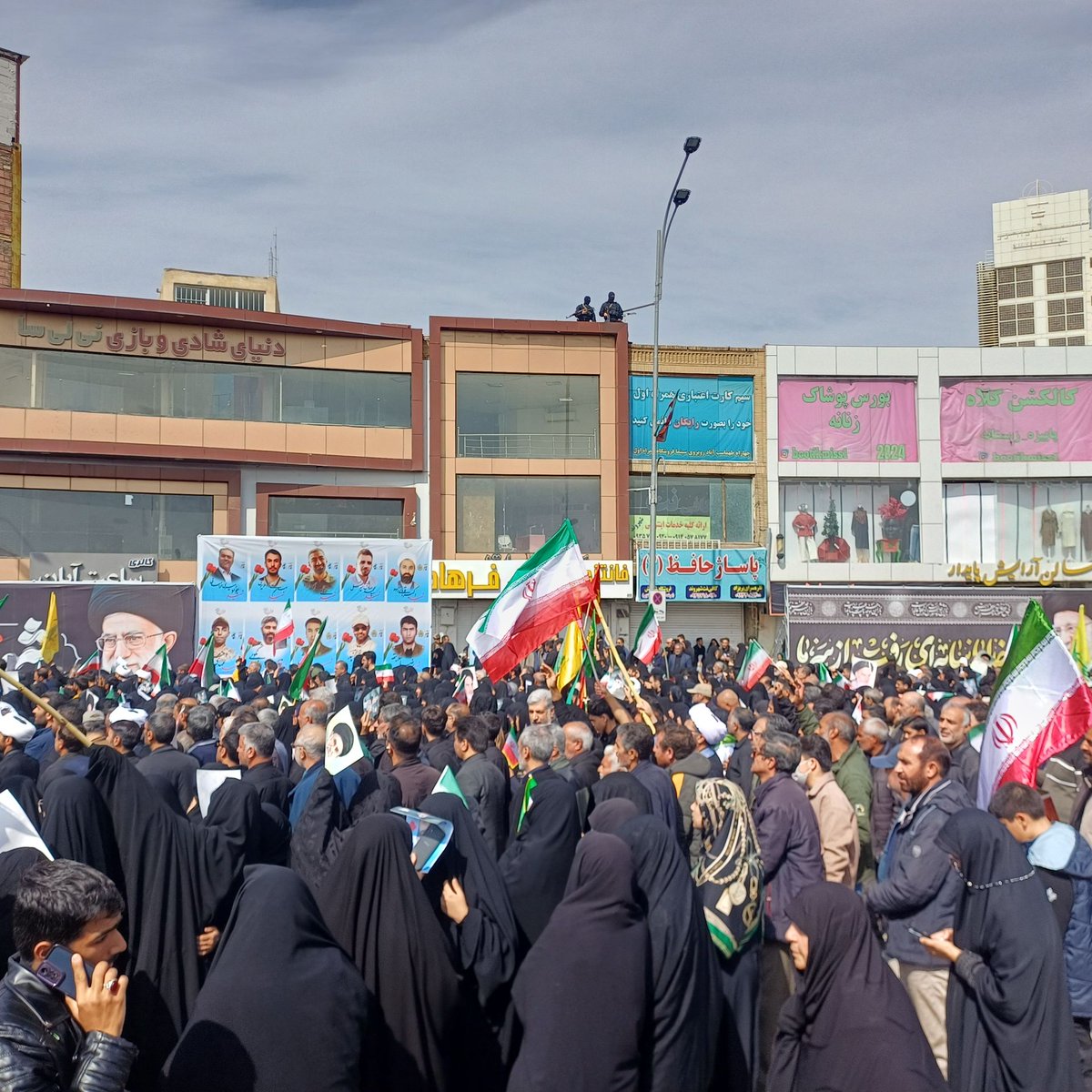 آنان بی‌صدا رفتند اما صدای ایثارشان همیشه شنیده می‌شود
آنان رفتند تا وطن بماند

#قهرمانان_کرمانی