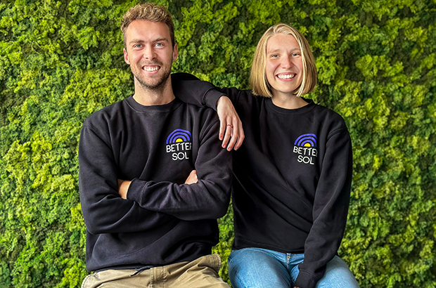 StartingUp_Mag's tweet image. KI-Prüfung statt Schredder: Better Sol sichert sich 125k € DBU-Förderung für Second-Life-Solarmodule! ♻️☀️ Aber rechnet sich das wirklich im aktuellen Preiskampf? Die StartingUp-Analyse: t1p.de/uq86i #Solar #GreenTech #Gründung