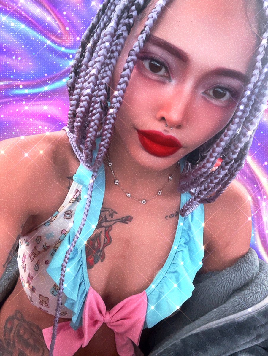 弟が来月から府外の大学に行くから最後に映画デートしてきた🎞銀魂見に行ったんだけど人生で唯一オタクしたのが銀魂でグッズも沢山集めて漫画全巻買って実はセリフのタトゥーも入ってるんだけど久しぶりに見たらオタク心がまた復活して映画のグッズ沢山買ってしまった😂銀さん眺めて今日も頑張るぞ✊🏾