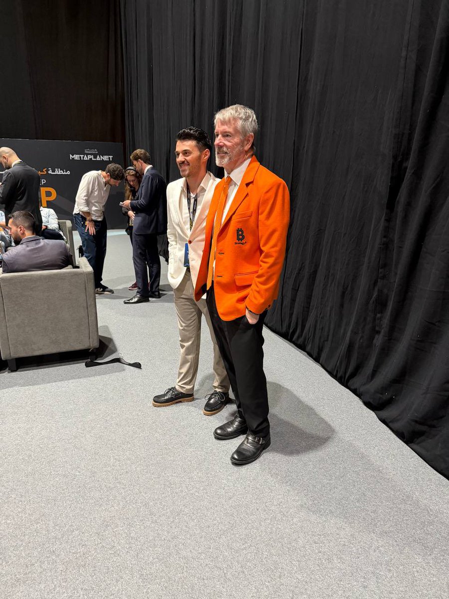 21Million__'s tweet image. Maybe he will some day 😎
#bitcoin #orangejacket @strategy @saylor