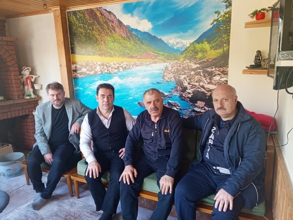 Genel Başkan Yardımcımız 
D. Cenk Davulcu 

Bem-Bir-Sen Bursa 3 No’lu Şube Yönetimimiz ile birlikte; yaşanan menfur saldırı sonrası yaralanan İnegöl Belediyesi Zabıta Müdürlüğünde görevli Zabıta Memuru Rasim Büyük’ü ziyaret ederek geçmiş olsun dileklerimizi iletti.

Yerel