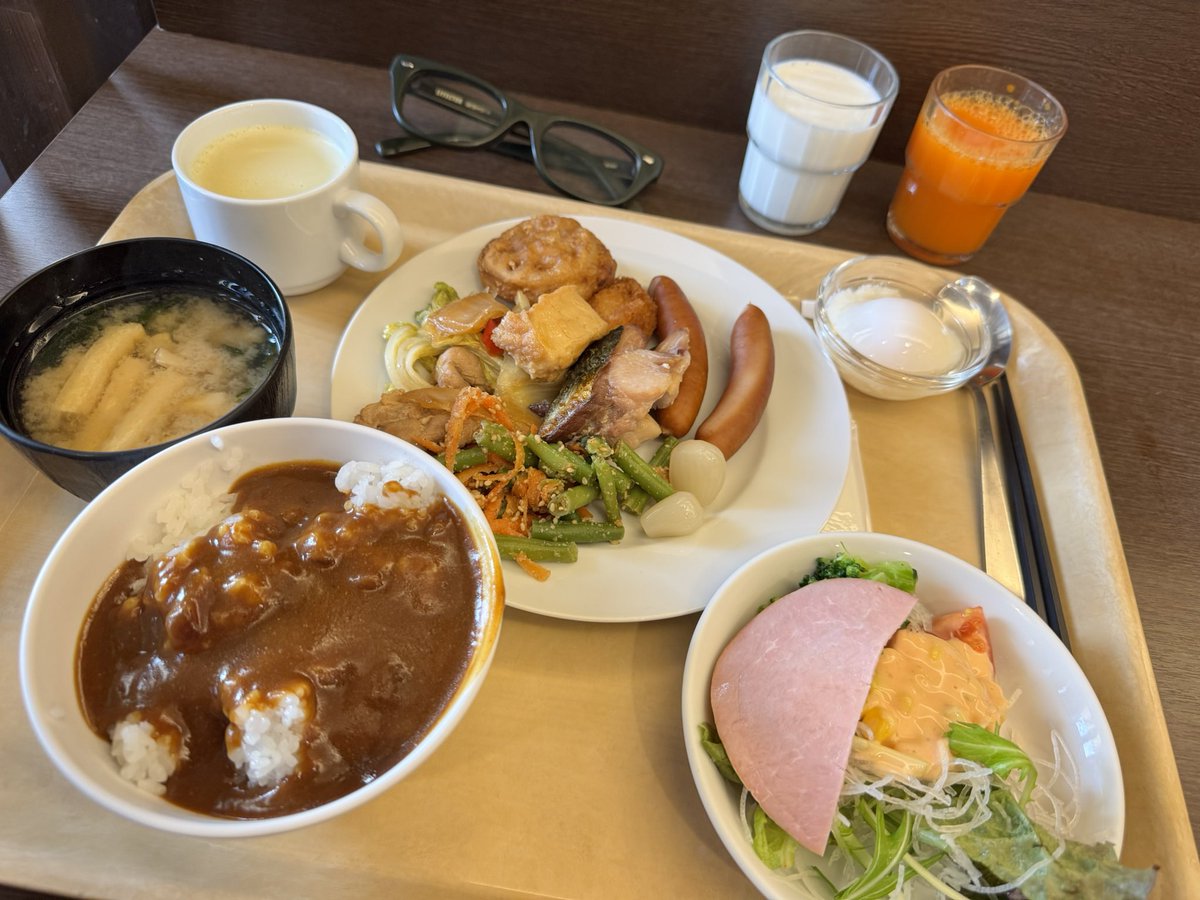 東はルートイン西はAZこれトラック駐めやすくてよく利用するのだけどこないだのいわき泉は全国チェーンの中でもレベル高い朝メシで好き作業着の3人組が7:00から机囲んで「今回のH鋼の留め具が良くてさあ」って朝から話してるのがとても良いBGMでした
