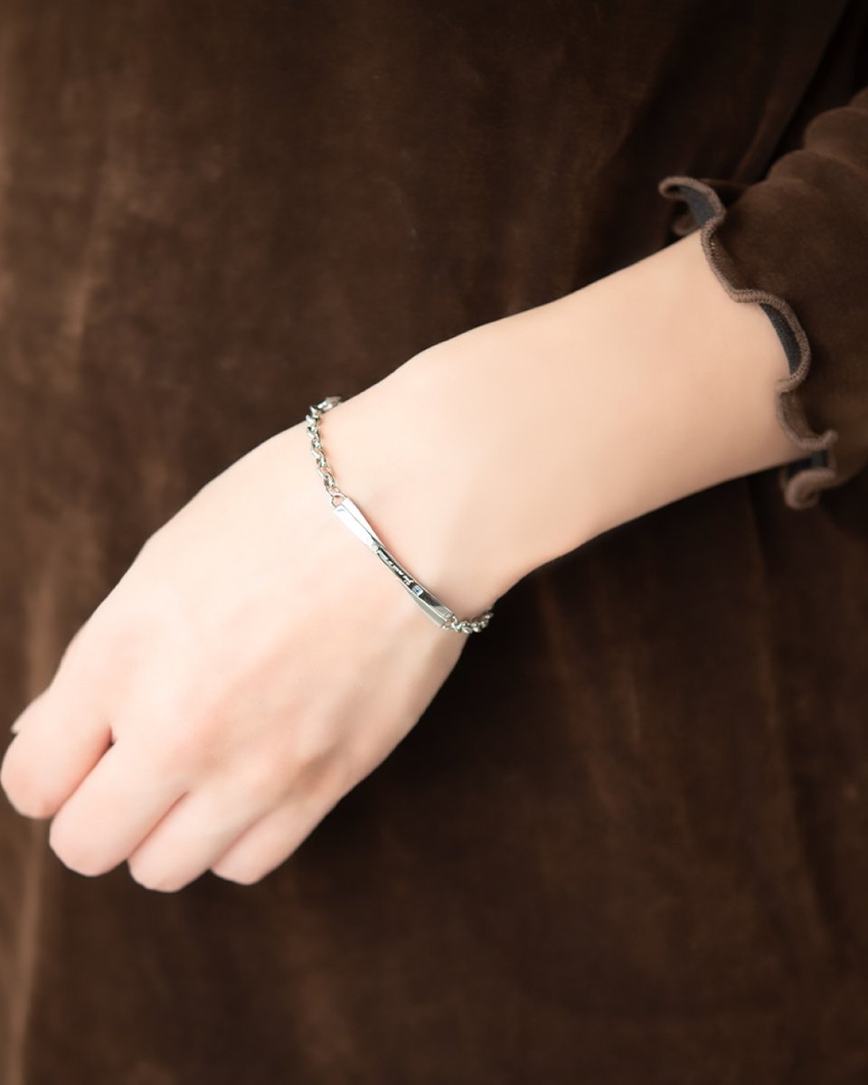 プレートにブルーキュービックジルコニアとさりげなくメッセージを添え