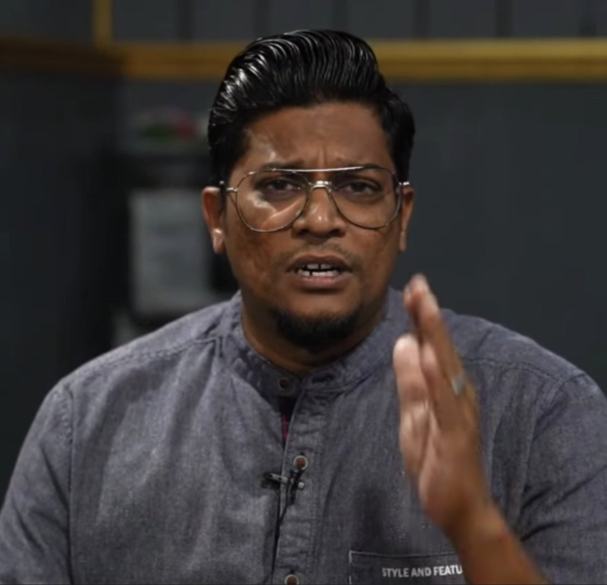 Sebelum muncul dua watak ni, rasanya Malaysia ni aman jer.

Memang laa ada masalah sikit sikit, but mana ada country yg perfect. Tapi dua watak ni sejak muncul, dia punya terpaling Melayu Islam tu lenmaciam sangat.

Asal dari mana?
Mana dapat duit?
Xde orang nak SCRUT ke?