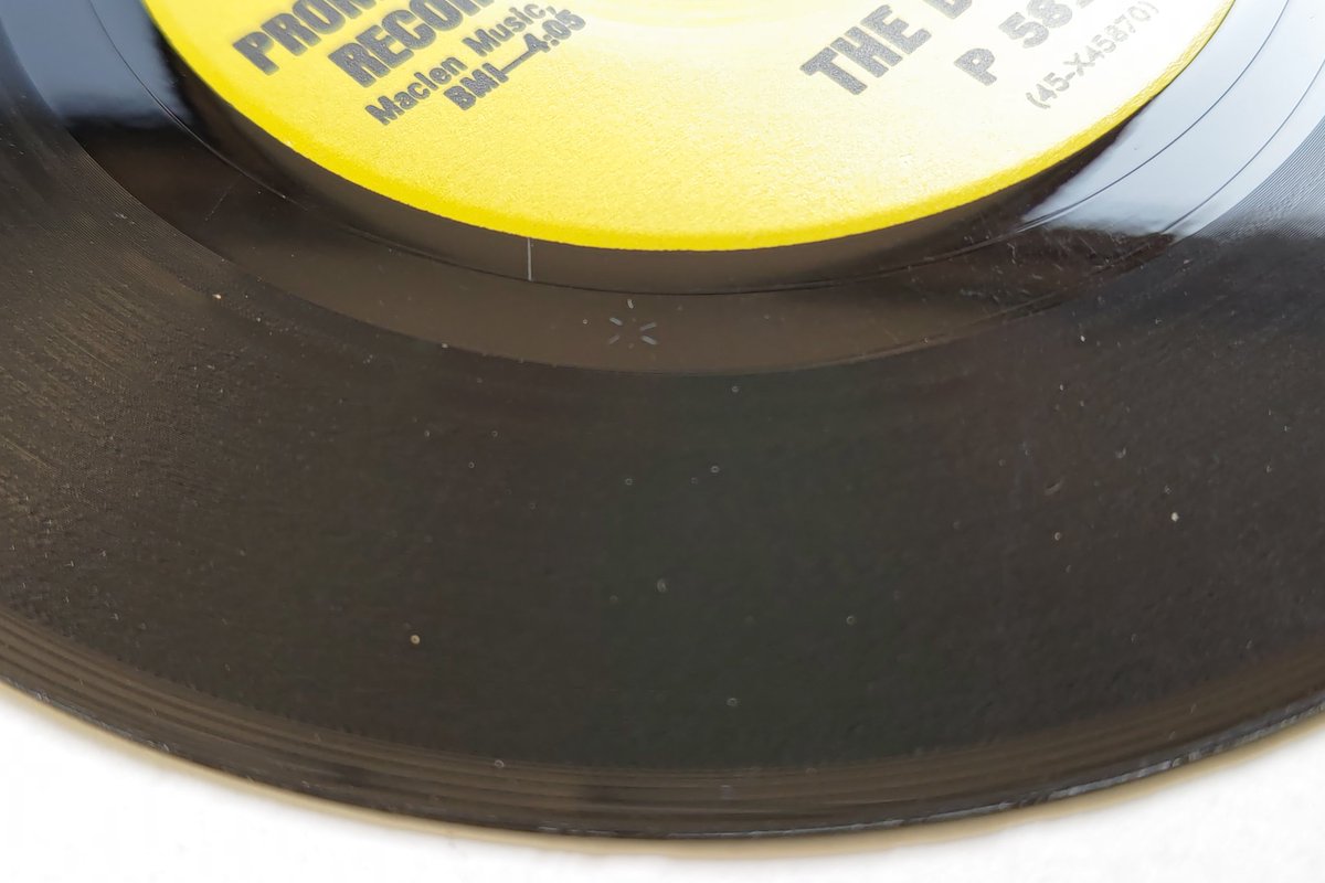 ビートルズの「Strawberry Fields Forever」のUSプロモ・シングルが海外から到着！
「Penny Lane」のトランペット・エンディング・ヴァージョンが聴けます🎵
画像では見づらいけど、機械で刻印された✲(アスタリスク)があるので多分本物☺️✨