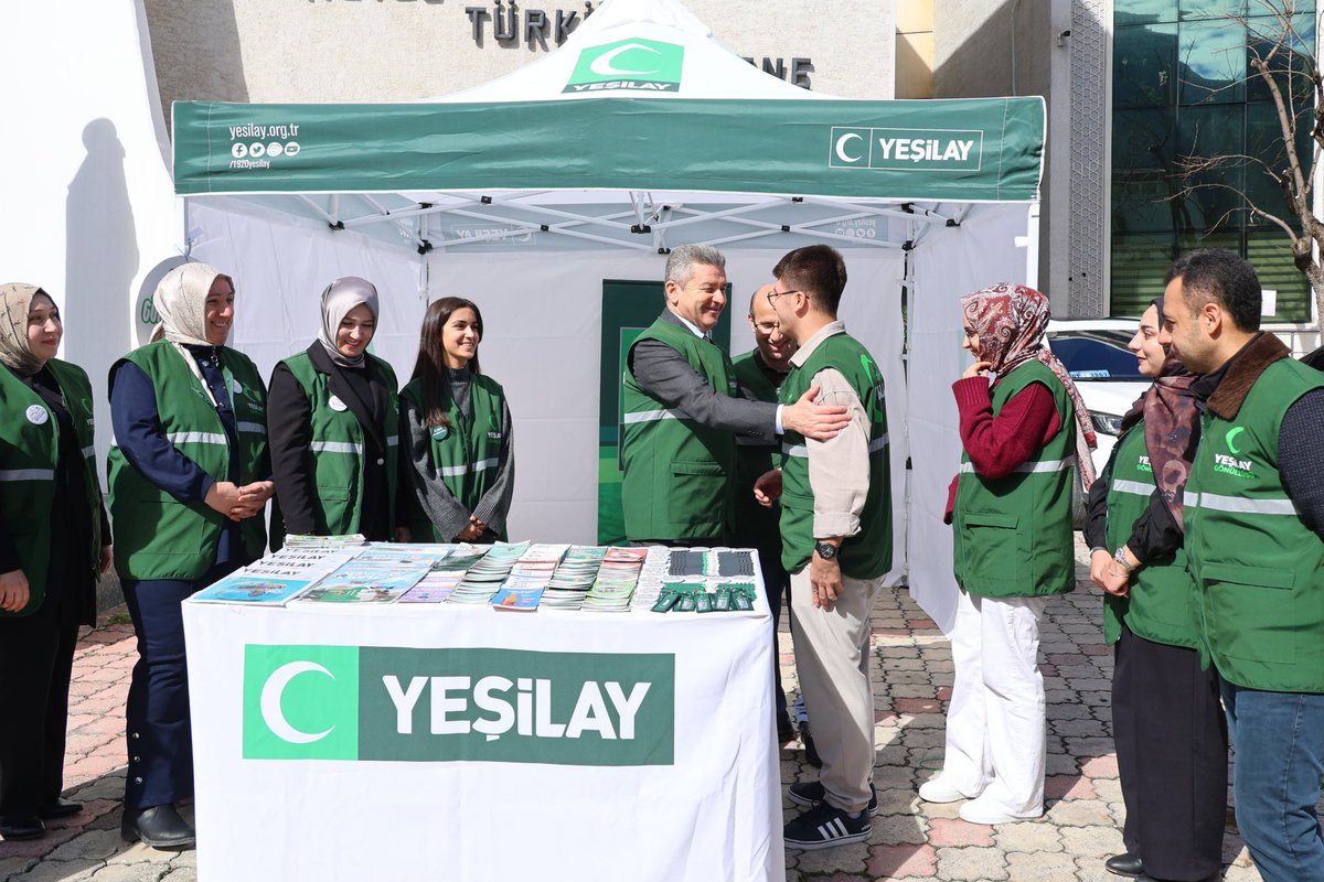 artvinvaliligi's tweet photo. 📍Milli İrade Meydanı

Valimiz Sayın Dr. Turan Ergün, Yeşilay Haftası vesilesiyle Valilik önünde kurulan Yeşilay standını ziyaret ederek yürütülen bilgilendirme ve farkındalık çalışmalarını yerinde inceledi.

“Dumansız Şehir Artvin” projesi kapsamında sigara başta olmak üzere tüm bağımlılık türleriyle mücadelenin önemine vurgu yapan Sayın Valimiz, sağlıklı nesillerin yetiştirilmesinin ortak sorumluluk olduğunu ifade etti; Yeşilay ekiplerine özverili çalışmalarından dolayı teşekkür ederek, Yeşilay Haftası’nı tebrik etti.