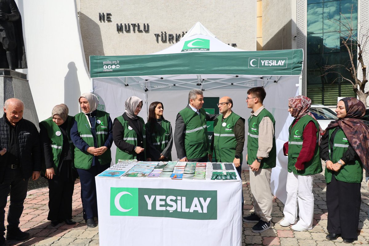 artvinvaliligi's tweet photo. 📍Milli İrade Meydanı

Valimiz Sayın Dr. Turan Ergün, Yeşilay Haftası vesilesiyle Valilik önünde kurulan Yeşilay standını ziyaret ederek yürütülen bilgilendirme ve farkındalık çalışmalarını yerinde inceledi.

“Dumansız Şehir Artvin” projesi kapsamında sigara başta olmak üzere tüm bağımlılık türleriyle mücadelenin önemine vurgu yapan Sayın Valimiz, sağlıklı nesillerin yetiştirilmesinin ortak sorumluluk olduğunu ifade etti; Yeşilay ekiplerine özverili çalışmalarından dolayı teşekkür ederek, Yeşilay Haftası’nı tebrik etti.