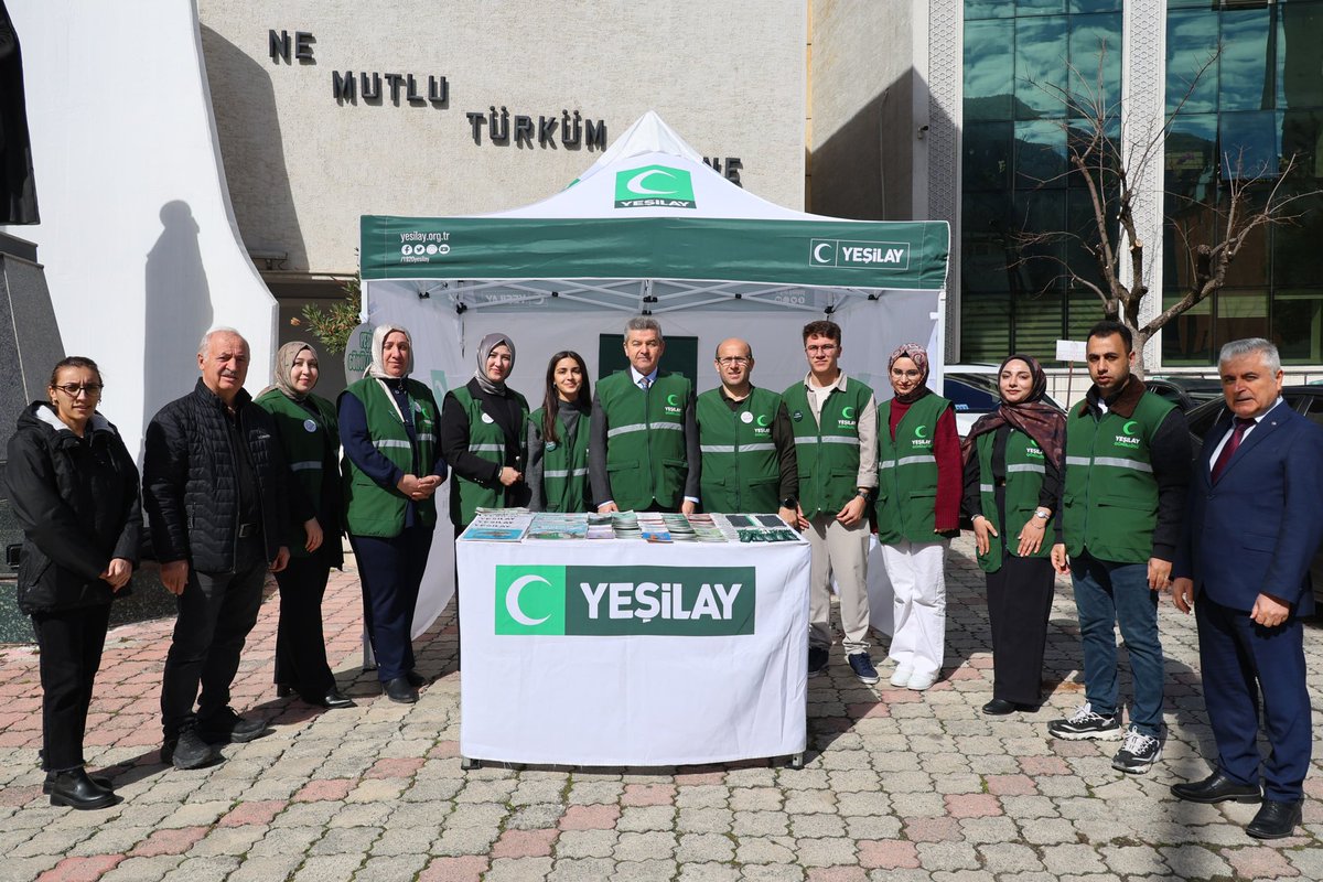 artvinvaliligi's tweet photo. 📍Milli İrade Meydanı

Valimiz Sayın Dr. Turan Ergün, Yeşilay Haftası vesilesiyle Valilik önünde kurulan Yeşilay standını ziyaret ederek yürütülen bilgilendirme ve farkındalık çalışmalarını yerinde inceledi.

“Dumansız Şehir Artvin” projesi kapsamında sigara başta olmak üzere tüm bağımlılık türleriyle mücadelenin önemine vurgu yapan Sayın Valimiz, sağlıklı nesillerin yetiştirilmesinin ortak sorumluluk olduğunu ifade etti; Yeşilay ekiplerine özverili çalışmalarından dolayı teşekkür ederek, Yeşilay Haftası’nı tebrik etti.