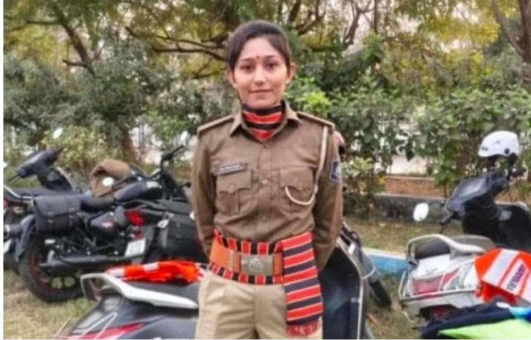 YAJadeja's tweet image. 🙏🏻વડોદરાના મહિલા કોન્સ્ટેબલનું #PSI બનવાનું સપનું અધૂરું રહ્યું, "એક તેજસ્વી સિતારો અસ્ત થયો..."🙏🏻

॥ અશ્રુભીની શ્રદ્ધાંજલિ ॥
વડોદરાના કપુરાઈ પોલીસ મથકમાં ફરજ બજાવતા અને મૂળ બનાસકાંઠાના વતની, કર્મનિષ્ઠ મહિલા પોલીસ કર્મચારી શ્રી પ્રિયંકાબેન પ્રજાપતિનું અકાળે અવસાન થયું છે. તેમણે