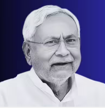 RebornManish's tweet photo. ’’द ट्रोजन हॉर्स ऑफ बिहार’’

ट्रॉय शहर को दस वर्षों तक ग्रीक सेना हरा नहीं सकी। अंततः वे लकड़ी के एक घोड़े को युद्धभूमि में छोड़कर चले गए। शहरवासियों ने जीत की खुशी मनाई और उस घोड़े को शहर के भीतर लाकर चौराहे पर खड़ा कर दिया।

उन्हें क्या मालूम था कि उस घोड़े के भीतर ग्रीक सैनिक छिपे हुए हैं। रात होते ही वे बाहर निकले, शहर के द्वार खोल दिए। ग्रीक सेना भीतर आई और शहर पर कब्ज़ा कर लिया।

●●
सारा काम निकल जाने के बाद लकड़ी के उस घोड़े को जला दिया गया। नीतीश कुमार भी आज कुछ उसी अंतिम चरण में दिखाई देते हैं।

एक दौर में लालू, पासवान और दूसरे साथियों से राजनीतिक प्रतिस्पर्धा में पिछड़ चुके नीतीश ने अपनी प्रासंगिकता और सत्ता बचाए रखने के लिए बिहार की राजनीति में सांप्रदायिक राजनीति को अपना चेहरा और वकार सौंप दिया।

दरअसल बिहार में उन्होंने वही काम किया, जो जेपी आंदोलन ने पूरे भारत की राजनीति में किया।
●●
हालाँकि जेपी आंदोलन केवल कांग्रेस विरोध नहीं था। वह भारतीय लोकतंत्र में एक नैतिक और वैचारिक हस्तक्षेप था। “संपूर्ण क्रांति” का विचार भ्रष्टाचार, केंद्रीकरण और सत्ता के दुरुपयोग के खिलाफ व्यापक राजनीतिक चेतना था।

अपने मूल स्वरूप में यह आंदोलन राजनीति को केवल सत्ता का खेल नहीं, बल्कि सामाजिक परिवर्तन का माध्यम मानता था। लेकिन इसकी एक बुनियादी विडंबना भी थी।

इसमें समाजवादी, गांधीवादी और वामपंथी विचारधारा के साथ-साथ जनसंघ के नेता भी शामिल थे।
●●
गांधी हत्या के बाद जो सांप्रदायिक और नस्लवादी विचारधारा राजनीतिक रूप से अछूत और बदनाम हो चुकी थी, इस आंदोलन ने उसे मुख्यधारा की राजनीति में प्रवेश दिला दिया।

इनके बीच सहयोग और राजनीतिक लेन-देन की परंपरा स्थापित हो गई। नीतीश कुमार इसी राजनीतिक परंपरा की उपज हैं।
●●
1990 के दशक में बिहार की राजनीति लालू प्रसाद यादव के प्रभुत्व में थी। उनकी राजनीति सामाजिक न्याय और पिछड़े वर्गों के सशक्तिकरण पर आधारित थी। इस प्रभुत्व को चुनौती देने के लिए एक व्यापक राजनीतिक गठबंधन की आवश्यकता थी।

पुराने समाजवादी जॉर्ज फर्नांडिस और नीतीश कुमार ने समता पार्टी के माध्यम से बीजेपी के साथ गठबंधन किया। यही गठबंधन आगे चलकर एनडीए की धुरी बना।
●●
नीतीश कुमार के पास समाजवादी राजनीति की वैचारिक विरासत थी और बीजेपी के पास संगठनात्मक शक्ति। यह जुगलबंदी धीरे-धीरे सफल होती गई।

2005 में नीतीश के नेतृत्व में सरकार बनी और उन्हें “सुशासन” की राजनीति का प्रतीक माना जाने लगा। सड़क निर्माण, कानून-व्यवस्था में सुधार, शिक्षा और महिला सशक्तिकरण की योजनाएँ लागू की गईं।

लेकिन इसी अवधि में एक और प्रक्रिया भी चल रही थी। बीजेपी, जो बिहार में सीमांत राजनीतिक शक्ति थी, नीतीश की भागीदारी में अपनी सामाजिक और राजनीतिक पकड़ मजबूत करती चली गई।
●●
गठबंधन सरकारों ने उसे शासन का अनुभव, संगठनात्मक विस्तार और राजनीतिक वैधता प्रदान की। आगे के वर्षों में बार-बार बदलते गठबंधनों में भी नीतीश का लौट-लौटकर बीजेपी के पास जाना यह दिखाता है कि उनका राजनीतिक “कम्फर्ट ज़ोन” अन्य दलों की तुलना में बीजेपी के साथ अधिक रहा।

नीतीश की रणनीति थी कि वे बीजेपी के साथ गठबंधन करके भी अपनी वैचारिक पहचान बनाए रख सकते हैं। लेकिन दीर्घकालिक परिणाम अलग निकले।

बीजेपी आज राज्य की राजनीति में केंद्रीय भूमिका निभा रही है। इस प्रकार जिस राजनीतिक व्यवस्था में वह सहयोगी थी, वही व्यवस्था उसकी शक्ति विस्तार का मंच बन गई।
●●
इस पूरी प्रक्रिया में सबसे बड़ा नुकसान बिहार की समाजवादी राजनीति को हुआ। राममनोहर लोहिया और जयप्रकाश नारायण की विचारधारा पर आधारित राजनीति कभी बिहार की मुख्यधारा हुआ करती थी।

समय के साथ वह छोटे-छोटे दलों में टूट गई। समाजवाद का स्थान चुनावी समीकरण और जातीय गठबंधनों ने ले लिया है। दूसरी ओर बीजेपी ने राष्ट्रवाद, कल्याणकारी योजनाओं और मजबूत संगठनात्मक ढाँचे के सहारे व्यापक सामाजिक गठबंधन तैयार कर लिया है।

परिणामस्वरूप बिहार की राजनीति का वैचारिक संतुलन पूरी तरह बदल चुका है।
●●
नीतीश की विरासत अभी पूरी तरह तय नहीं हुई है। उन्होंने बिहार को स्थिरता और कुछ सकारात्मक बदलाव भी दिए। 

लेकिन तमाम सुशासन के तमगों के बावजूद इतिहास नेताओं को केवल उनके शासन से नहीं, बल्कि उनके राजनीतिक निर्णयों के दीर्घकालिक परिणामों से भी आंकता है।

इतिहास यह दर्ज करेगा कि नीतीश कुमार का सबसे बड़ा असर उनकी सरकारें नहीं थीं, बल्कि वह राजनीतिक प्रक्रिया थी जिसके माध्यम से बिहार की राजनीति धीरे-धीरे सांप्रदायिक दलदल में बदल गई।

और यदि ऐसा हुआ, तो इतिहास उन्हें उसी रूपक से याद करेगा—
बिहार का ट्रोजन हॉर्स
●●
सत्ता को लंबा करने की राजनीति में सांप्रदायिकता को भीतर पालते हुए नीतीश ने ऐसे सामाजिक समीकरण बो दिए हैं जिनके परिणाम लंबे समय तक दिखाई देंगे।

जब इतिहास की यह कथा पूरी होगी, तब शायद बिहार का यह ट्रोजन हॉर्स—मुंह पर समाजवाद की राख मले—

राज्यसभा की तलहटी में पड़ा दिखाई देगा।