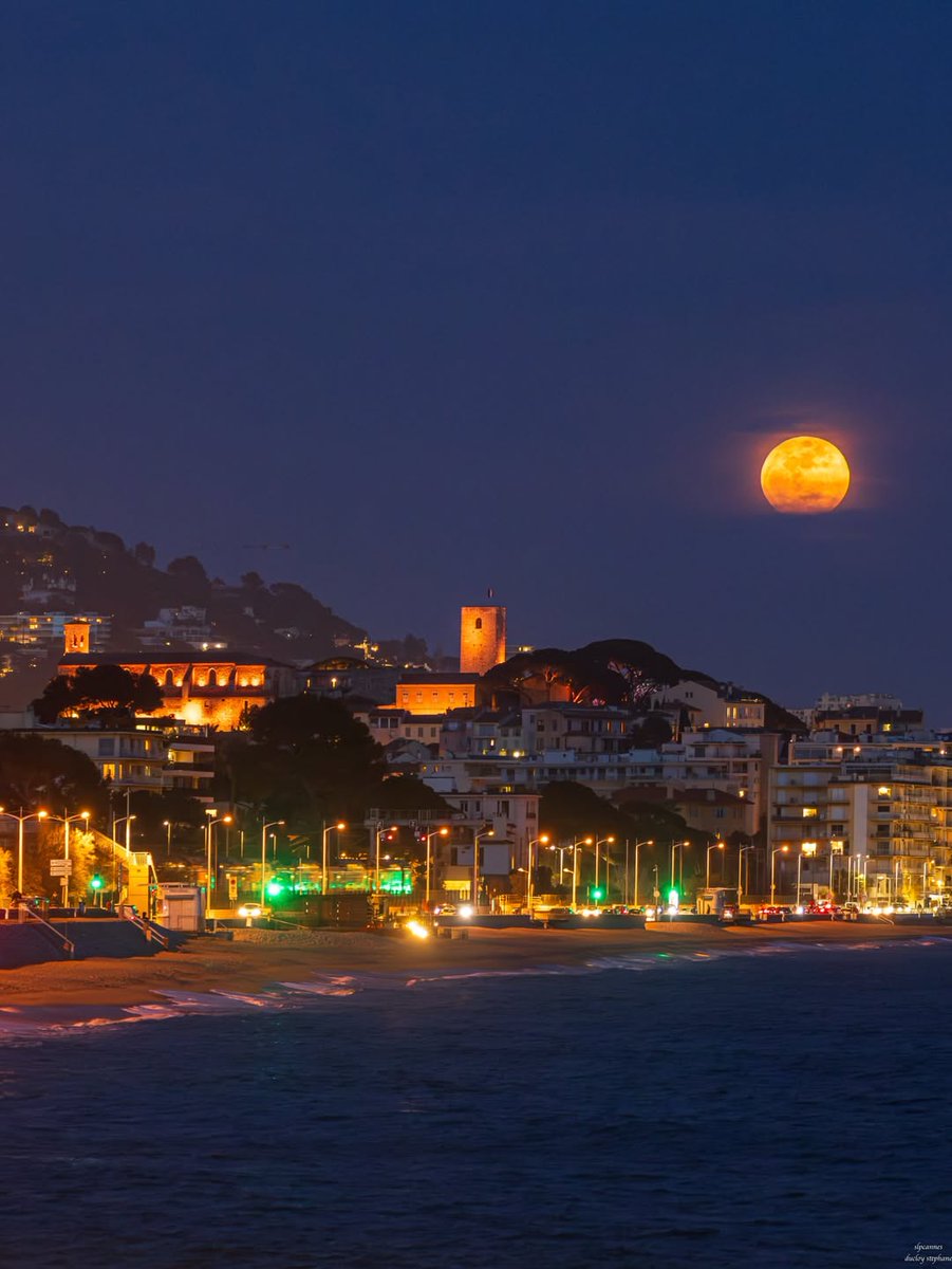 Cannes_France's tweet image. Spot parfait, moment parfait : le lever de la pleine lune à #Cannes ! 🌕

📷​ @Slpcannes 

 #CannesFrance #CotedAzurFrance
