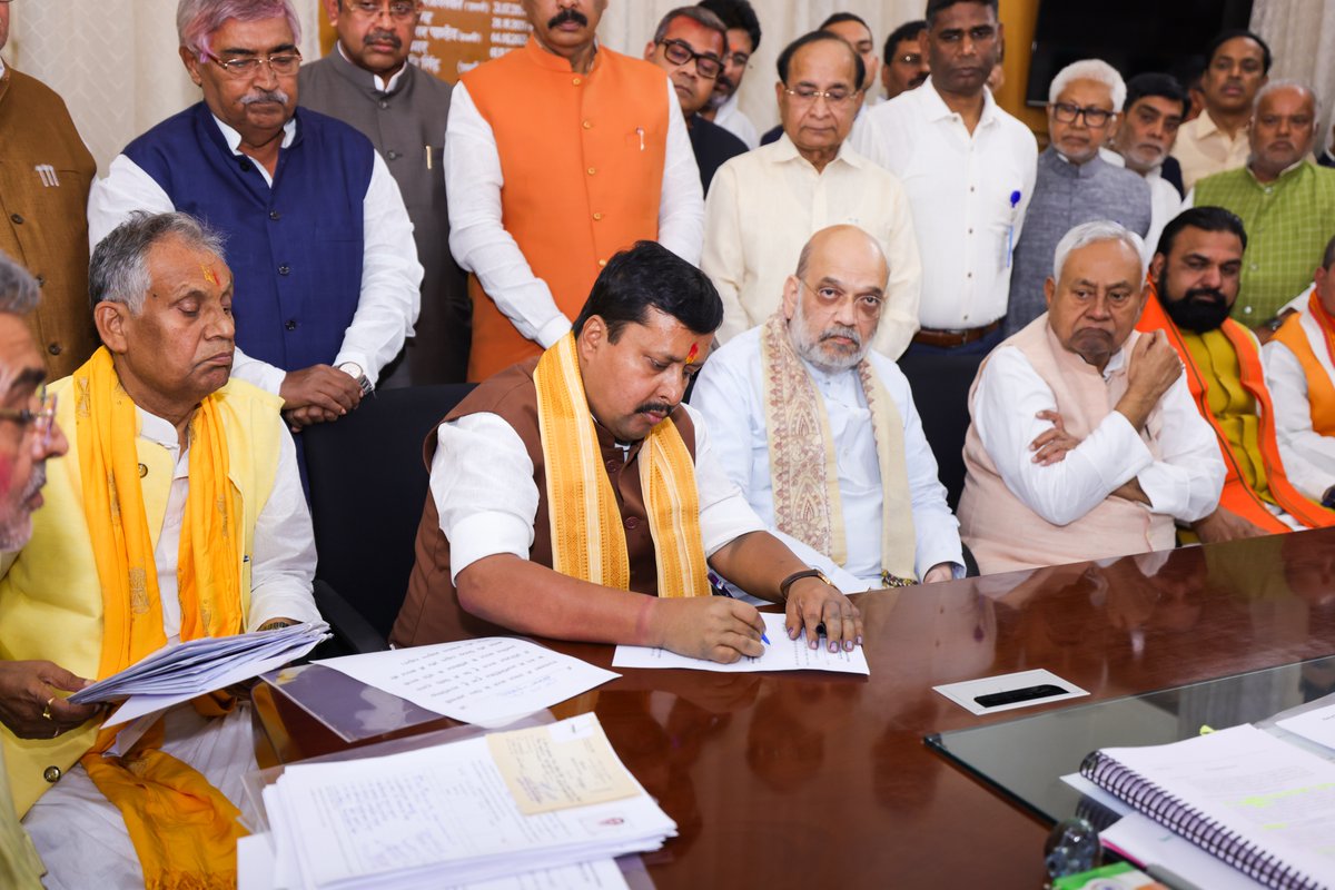 भाजपा के माननीय राष्ट्रीय अध्यक्ष श्री <a href="/NitinNabin/">Nitin Nabin</a> जी ने आज राज्यसभा का नामांकन भरा। राज्य में लंबे समय तक सफल और सक्रिय राजनीति करने के बाद अब वे सदन में भी अपना महत्त्वपूर्ण योगदान देंगे।