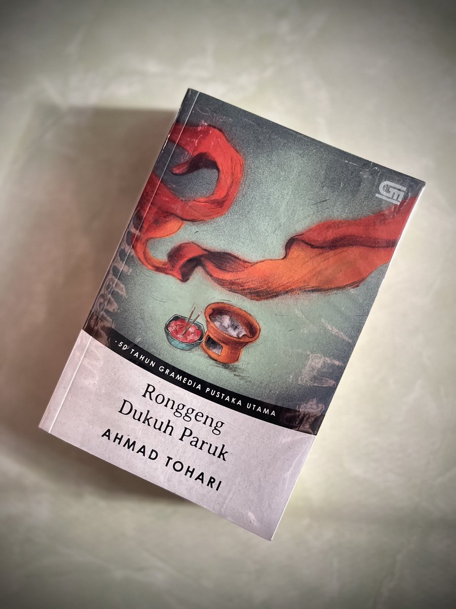 masgee__'s tweet photo. FYI aja, Ronggeng Dukuh Paruk itu awalnya BUKAN satu novel utuh. Dia terbitnya kepisah jadi tiga:

Ronggeng Dukuh Paruk (1982)
Lintang Kemukus Dini Hari (1985)
Jantera Bianglala (1986)

Baru kemudian digabung jadi satu buku yang sekarang kita kenal. Jadi kalau baca versi lengkapnya, itu sebenarnya perjalanan panjang yang dulu rilisnya nyicil.

Kinda crazy sih mikir Srintil lahirnya bertahap gitu, bukan langsung sekali jadi. 🐣