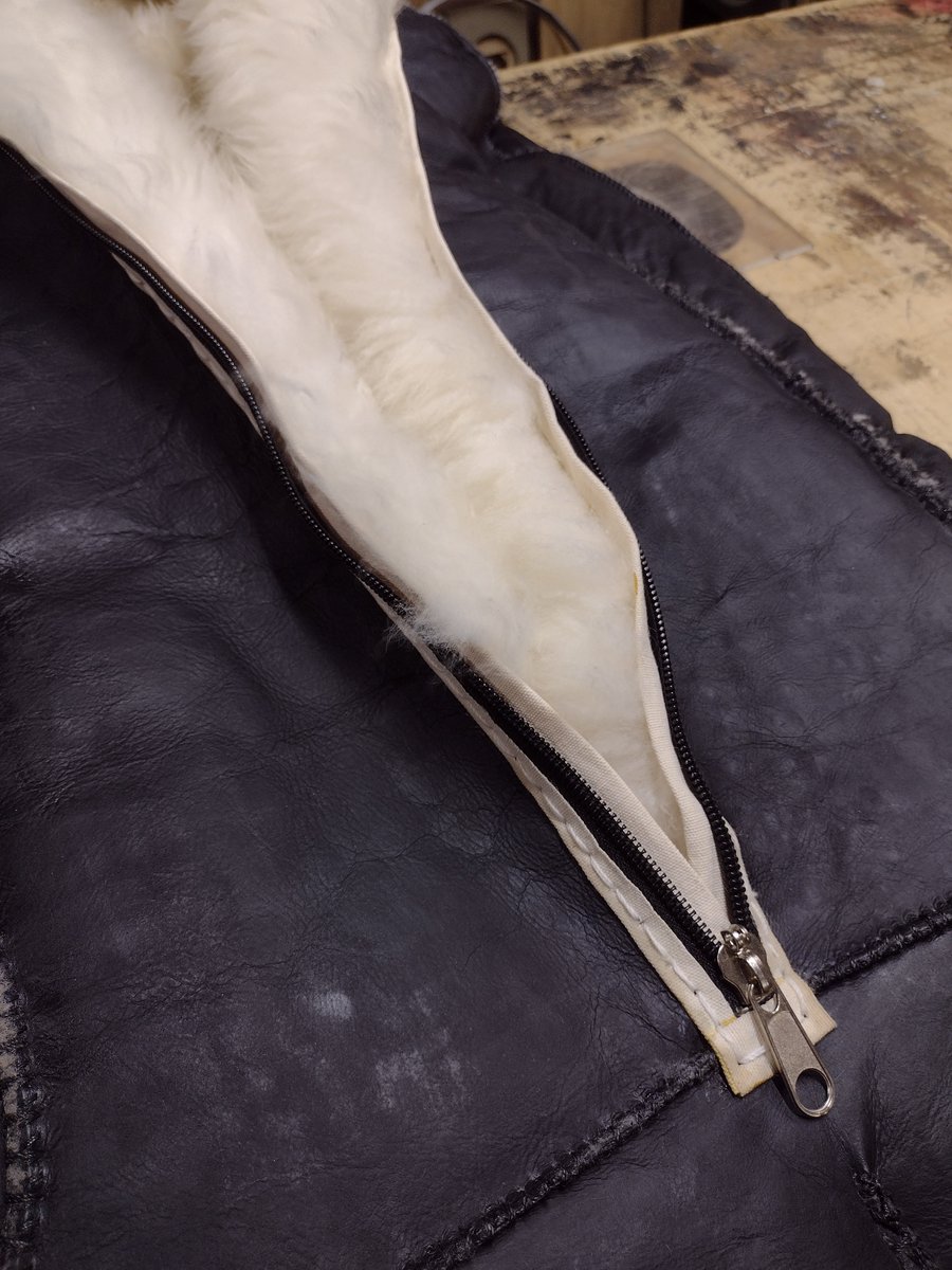 ric_brandt's tweet photo. Thats the inside of the bag. It is all lined with thick and soft sheepskin furs. It has inner sleeves and a leg separator. Slave inside will not get cold. 
More pics later with the finished harness on. https://t.co/t0gN3TIbjJ