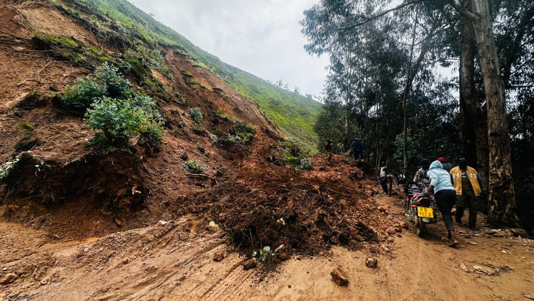 Abaturage bakoresha umuhanda Mushubi-Nyamagabe  muri <a href="/Nyamagabe/">Nyamagabe District</a>, basaba ko bahabwa ubufasha bwo kubakorera umuhanda nyuma y’aho igikuku kiwuguyemo kigahagarika ubuharane hagati yabo. 
<a href="/RwandaEmergency/">Ministry in charge of Emergency Management</a> 
#SalusAmakuru