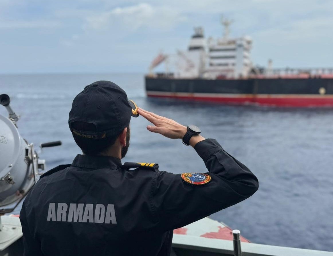 El Buque de Acción Marítima ‘Furor’ escolta al petrolero ‘Montestena’, durante su tránsito por el Golfo de Guinea, en su misión de Presencias Marítimas Coordinadas.
Esta actividad refuerza la seguridad marítima del buque de vinculación nacional que opera  en rutas estratégicas
