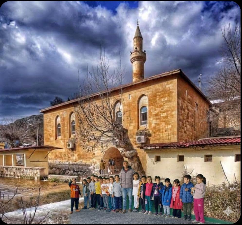 OrtaokuluZey's tweet photo. Maarif’in Kalbinde Ramazan etkinlikleri kapsamında öğrencilerimiz Zey köyümüzde bulunan tarihi Zey Camii’ni ziyaret etti. @adiyamanmem @adiyamangovtr @tcmeb @ali_tosun77 @Yusuf__Tekin https://t.co/u1boNFKnox
