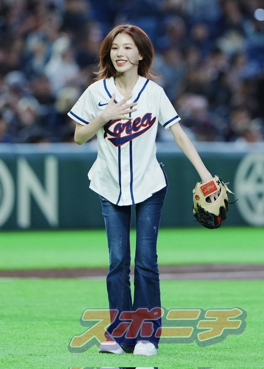 เวนดี้ขว้างบอลเปิดสนามให้กับทีมเกาหลี ณ โตเกียวโดม

เสื้อเบอร์ SHON 21