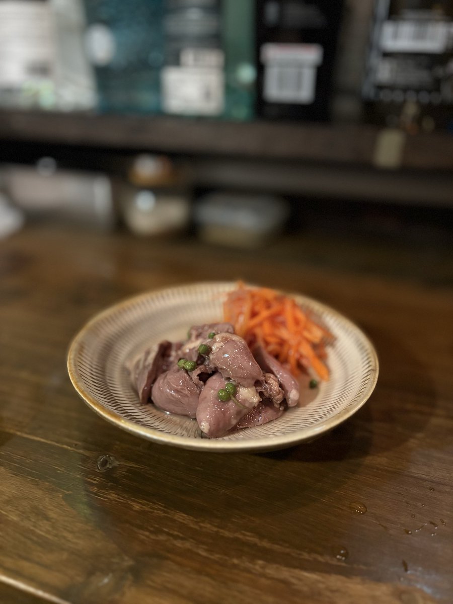 pirorin39's tweet photo. 「鶏ハツの実山椒コンフィ」です。
鶏のハツ（心臓）を実山椒と一緒にコンフィにしました！コンフィとは食材を低温の油でじっくり煮るフレンチの調理方法です。
ハツのプリっとした食感をお楽しみください！鉄分も豊富なので栄養満点です。
かるーいおつまみに食べてほしい一品です。
@tabata_bar https://t.co/fSsyMjxPT1