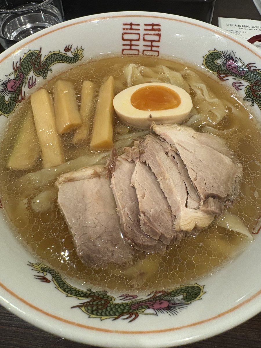 今日のお昼はいつものラーメン屋。
初登場もっちり麺の中華そば(ねぎ抜き)
もっちもち。
きしめんみたい。
ボリューム満点☺️
スープ最高(語彙力)

食欲なくても食べれそうな優しい1杯(´ω｀*)