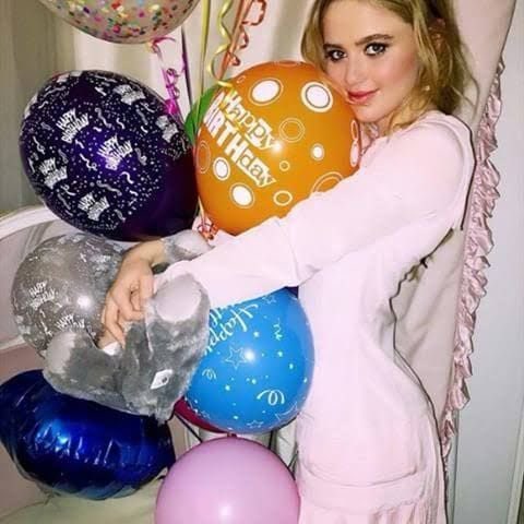 BestOfKathrynN2's tweet photo. Balloons 😍 #KathrynNewton #HappyBirthday #happybirthdaytome #birthday #ballons https://t.co/32sTHhnyaF