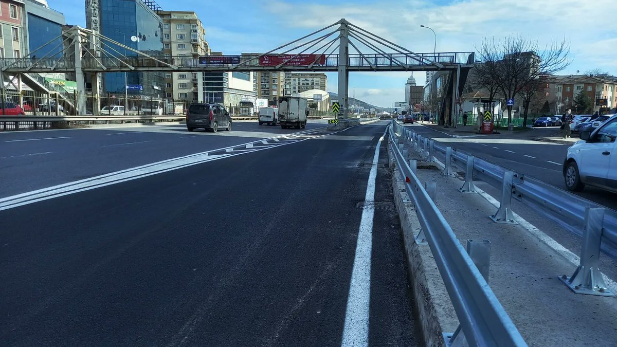 📍 Çekmeköy – Soğukpınar Mahallesi

Ekiplerimiz tarafından Şile Güney Yanyol girişi geometrik düzenleme çalışmaları tamamlandı.👏

▪️ 120 metre uzunluğunda orta refüj imalatı gerçekleştirildi ve 47 m³ beton döküldü.
▪️ 544 metre oto korkuluk montajı yapıldı.
▪️ Yol konforunu