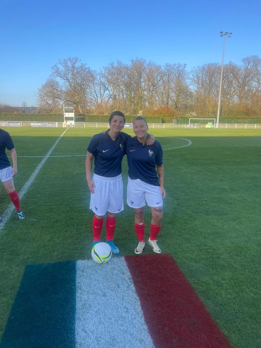 PompiersHerault's tweet image. #Cambio|| Du côté de l’équipe de France 🇫🇷 féminine de foot ⚽️ sapeurs-#pompiers Anaïs Deviller #SPV au CSP de Béziers intègre l’effectif tricolore Félicitations ‼️ 2 Héraultaises en 🔵⚪️🔴 à 3 jours de la journée internationale des droits des femmes bien vu les filles… 😉
