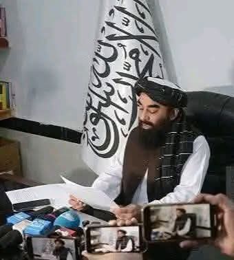 summandar01's tweet photo. بہت دیر کر دی مہرباں آتے آتے 😆
امریکہ اور  جو اسلحہ چھوڑ کر گئے تھے وہ ہمارے دفاع کے لیے تھا، اسے پاکستان کے خلاف استعمال نہیں کرنا تھا۔ لیکن پاکستان وہ تمام اسلحہ تباہ کر رہا ہے۔
آج صبح ،  اور  پر بمباری کے دوران ہمارے مزید اسلحے کے بڑے ڈپو تباہ کر دیے گئے ہیں۔ عالمی برادری کو اس کا نوٹس لینا چاہیے۔
ہم پچھلے 24 گھنٹے سے سیز فائر کا باقاعدہ اعلان کر چکے ہیں اور تمام دوست ممالک کو یہ پیغام پہنچا چکے ہیں کہ آئندہ ہماری سرزمین  کے خلاف استعمال نہیں ہو گی۔ دو اسلامی ممالک کا آپس میں لڑنا درست عمل نہیں ہے۔