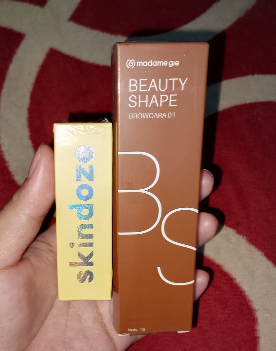 Nirfani1's tweet photo. @zeenaii Aku ada lip balm dari skindoze shade chili sama browcara dari madamgie shade 01, masih pd baru semua yaaaa. Bisa cod di oyen jugaa 😍 https://t.co/3265QKxp8q