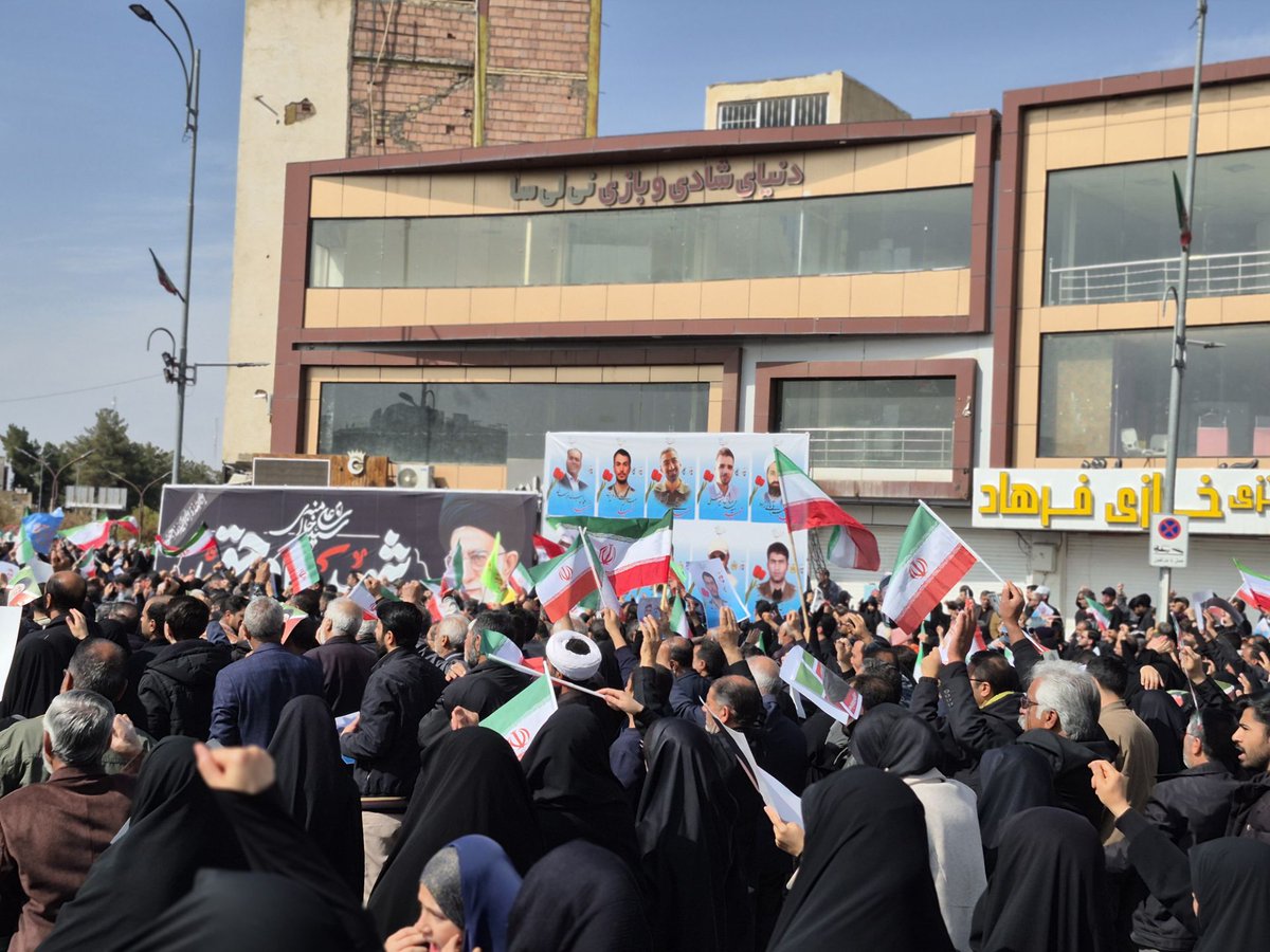 مردم با حضورشان به شهدا گفتند: شما فراموش نخواهید شد
#قهرمانان_کرمانی