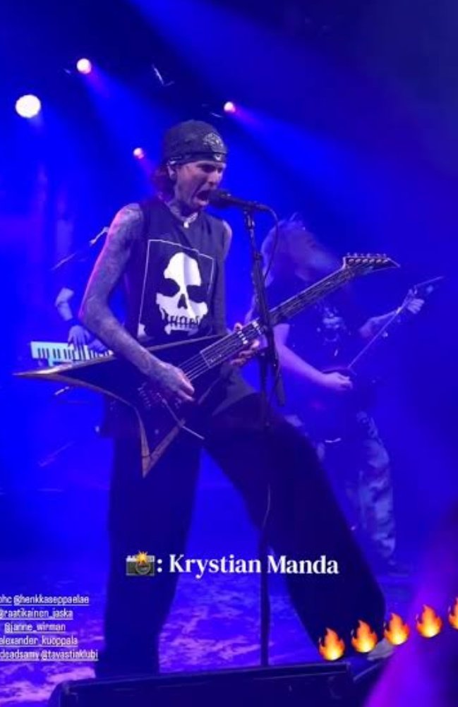 先日のチルボドのライブ、フロントを務めたのはLost SocietyのSamy Elbannaだったそうな。映像観るとなかなか見事。
スラッシュやったり、ちょっとメタルコアっぽくなったり、AmarantheでVoサポートしたりアレキシやったりと器用な人だな。