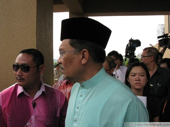 jading96's tweet photo. A young friend told me they only found out recently about Teoh Beng Hock's death at the MACC building in 2009. Here's a throwback article from 2009 of (then) Pakatan Rakyat leaders DSAI, Lim Kit Siang and others lodging a complaint with Selangor MACC after Teoh's death. 

https://t.co/YgsCRDdp9B