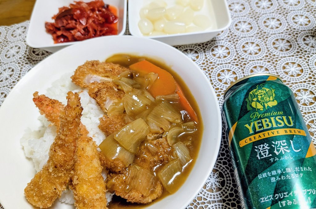 toramomoBoo's tweet image. #curry 晩ごはんは粗めパン粉でサクサク  エビフライとカツカレーでした。
早起きなので早めに休みます🛌📖 
 #良い夜をお過ごし下さい