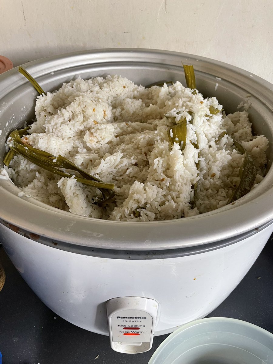 farahainIsmail's tweet photo. Dia mcm 1 kepuasan jugak bila mak mertua dah lepaskan untk kau masak sendiri nasi dlm amount banyak. 5 kilo nasi lemak, 3 kilo daging    rendang. ☺️ hai. Sy open order untk lauk munjung. https://t.co/pfL2DN2Daz