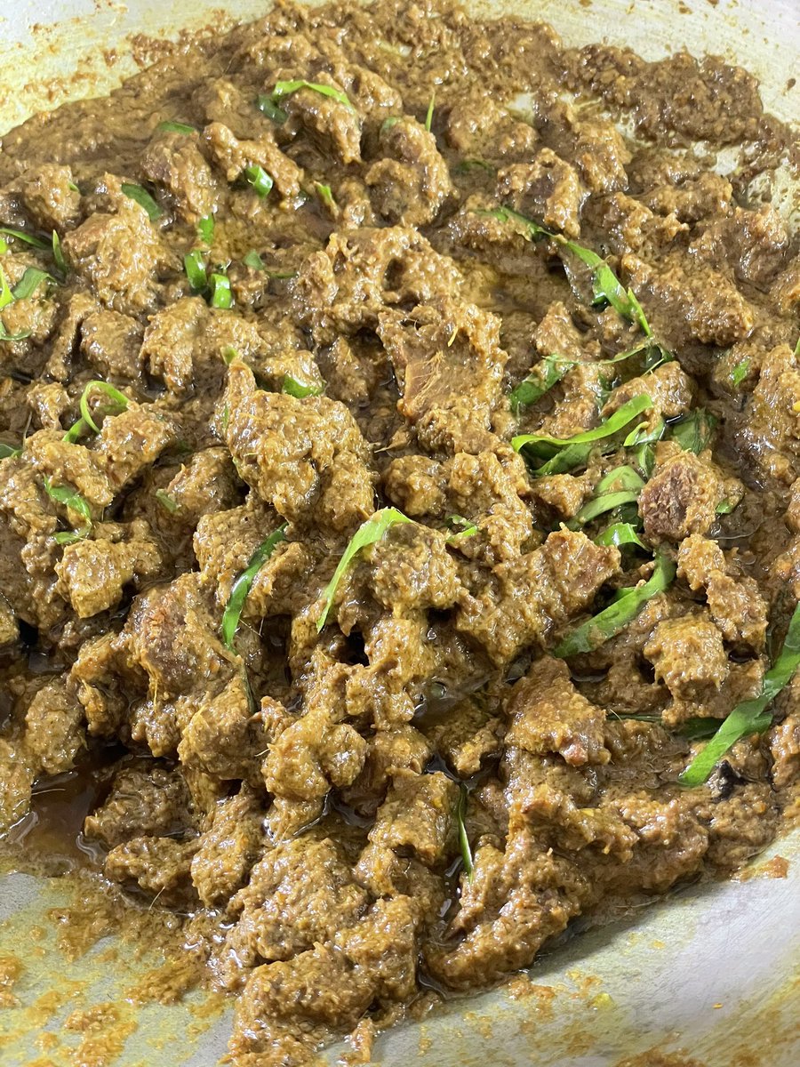 farahainIsmail's tweet photo. Dia mcm 1 kepuasan jugak bila mak mertua dah lepaskan untk kau masak sendiri nasi dlm amount banyak. 5 kilo nasi lemak, 3 kilo daging    rendang. ☺️ hai. Sy open order untk lauk munjung. https://t.co/pfL2DN2Daz
