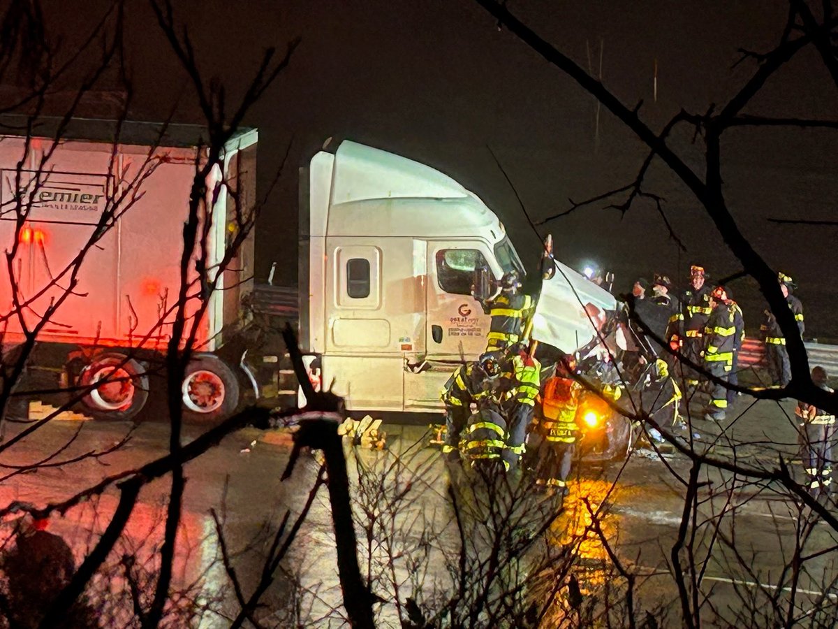 cyndejohnson's tweet photo. Heads up, night birds! BREAKING: All lanes closed on SB I-275 at 8 Mile after crash. Working to get more details @FOX2News. #TrafficAlert https://t.co/Ute25VDNp1