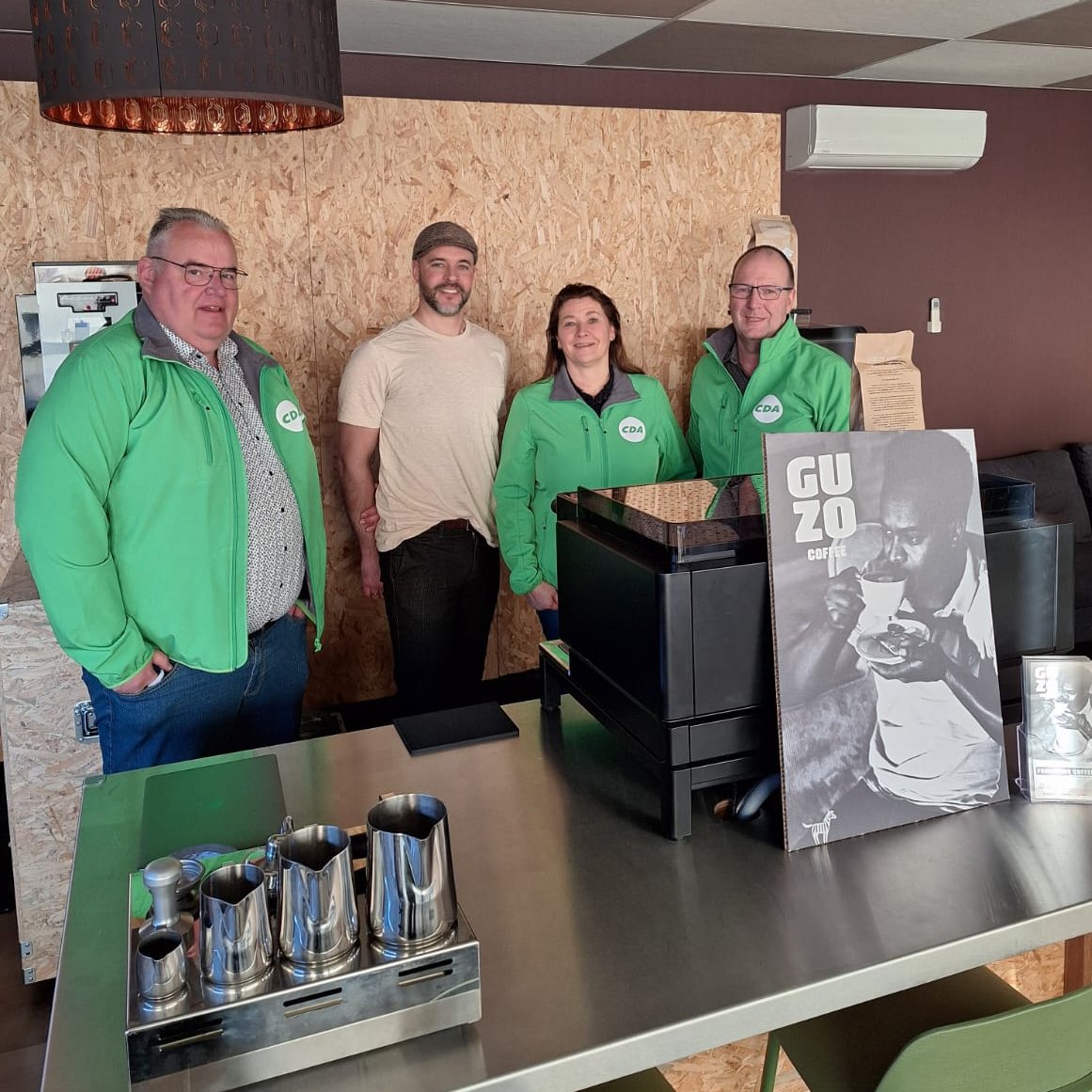 CDAAchtkarspel's tweet photo. De CDA-fractie heeft een bezoek gebracht aan GUZO Coffee in Surhuisterveen. Gerard van der Wal vertelde het verhaal van GUZO. GUZO is een koffie leverancier maar in tegenstelling tot de reguliere koffiemerken exporteert GUZO het eindproduct uit Ethiopië. 
https://t.co/lbUkWYIqlW https://t.co/PBqaos5CzO