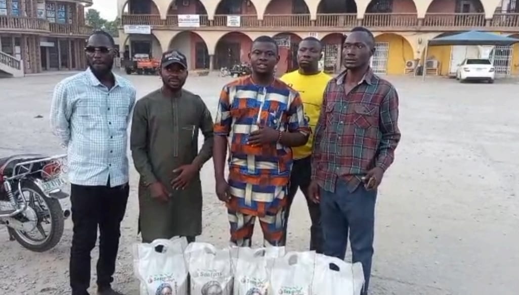 TrackaNG's tweet photo. In June 2024, ₦170m was paid to Baranimin Ltd for Emergency Rice Supply within the FCT Senatorial District.

We tracked and report that a total of 150 bags (10kg each) were distributed in Jan 2025.

Residents told us that the distribution was limited to selected communities and party-affiliated individuals rather than broad-based emergency relief.
The rice was also labeled with Sen. @IretiKingibe's name and photos. An attempt to mislead the public into thinking this was a donation.

We call on the @FmardNg to provide the public with the details of this projec and we implore the @icpcnigeria to investigate this project for possible mismanagement of funds.