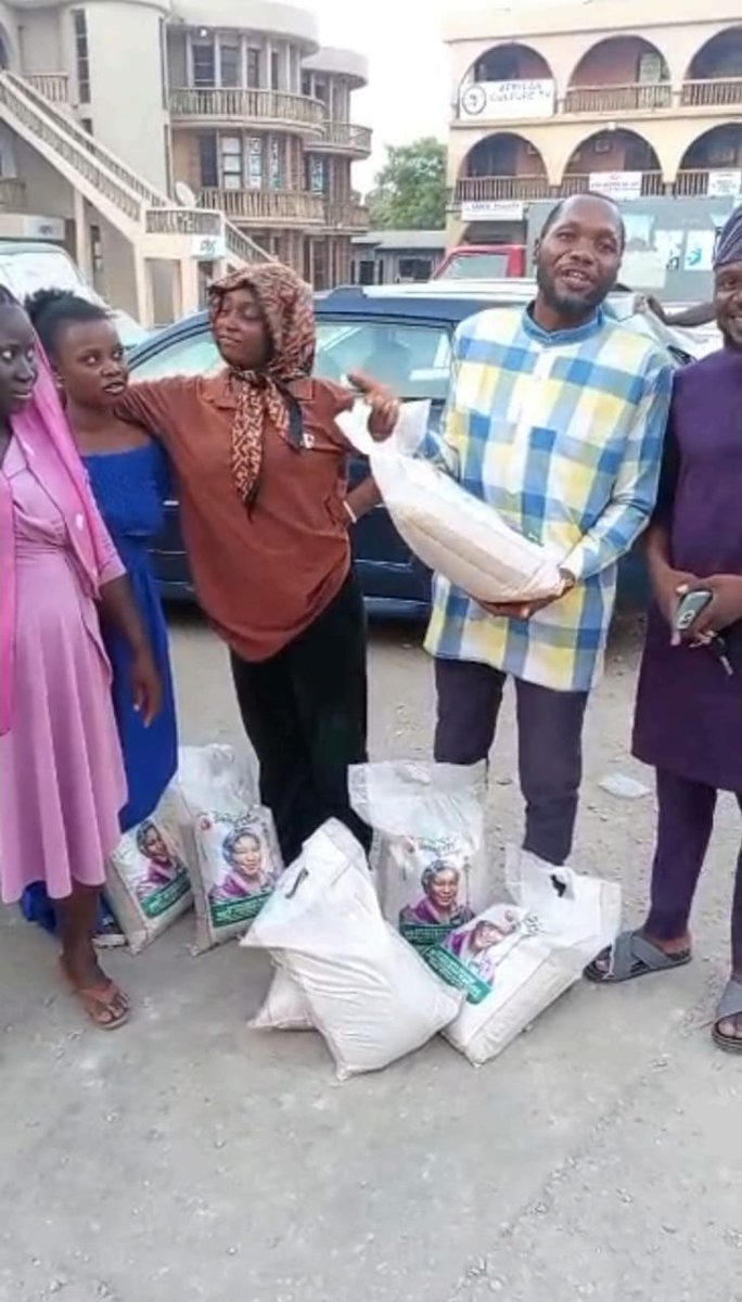 TrackaNG's tweet photo. In June 2024, ₦170m was paid to Baranimin Ltd for Emergency Rice Supply within the FCT Senatorial District.

We tracked and report that a total of 150 bags (10kg each) were distributed in Jan 2025.

Residents told us that the distribution was limited to selected communities and party-affiliated individuals rather than broad-based emergency relief.
The rice was also labeled with Sen. @IretiKingibe's name and photos. An attempt to mislead the public into thinking this was a donation.

We call on the @FmardNg to provide the public with the details of this projec and we implore the @icpcnigeria to investigate this project for possible mismanagement of funds.