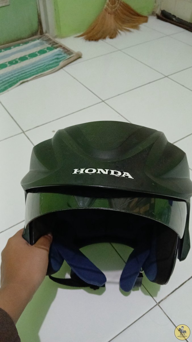 unsoedmfs's tweet photo. Titipan jends, info yang kelasnya di IAB hari Rabu jam 10.15-16.00 helmnya ketuker sama punyaku. Helmku ada di rak helm IAB posisi agak ke tengah barisan antara kedua atau ketiga dari bawah. Modelnya persis kaya foto di bawah (tapi ini bukan punyaku), cuma  bulatannya beda satu. https://t.co/87Fqmg0MGr