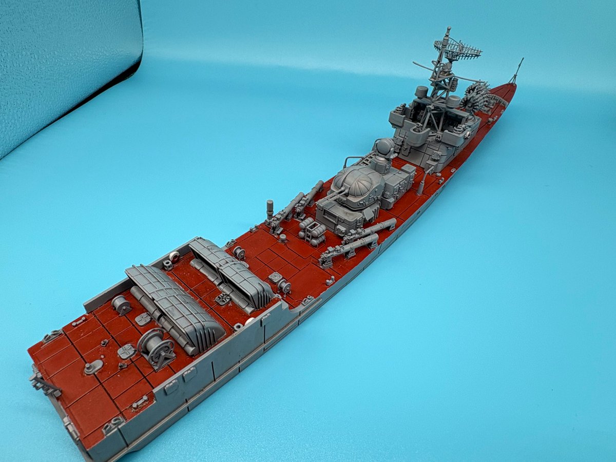 完成！
3Dプリンター製 1/144 Project204 ポチ級小型対潜艦です

対潜水艦の為に作られた犬の名前みたいなコルベット🐕
前方の対潜迫撃砲が特徴的

キットは組み立てはめちゃくちゃ簡単でしたが塗装を少し失敗...とりあえずヨシ！

#144スケモ　#144scale
