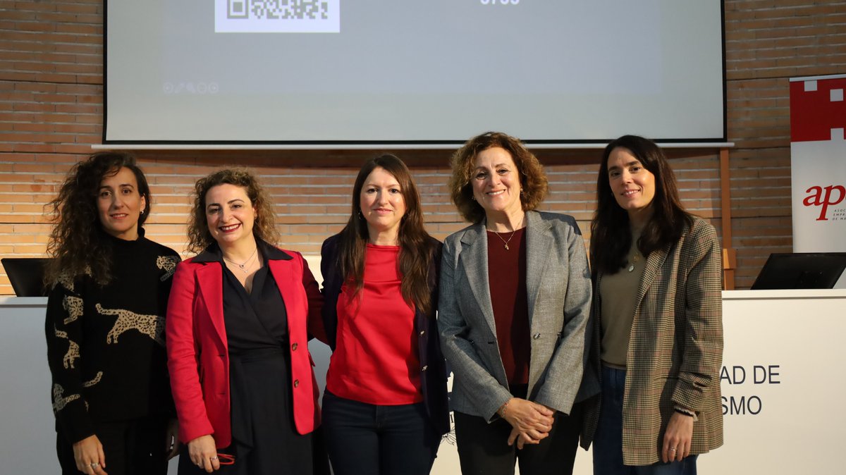 Nuestra presidenta <a href="/ElenaBCastilla/">Elena Blanco Castilla</a> defiende el papel de las asociaciones periodísticas como vínculo entre la #universidad y el mercado laboral en la XI Feria de #Empleo en <a href="/ComuniFac/">Fac.ComunicaciónUMA</a> con <a href="/bellapalomo/">Bella Palomo</a> <a href="/GemaLobilloMora/">Gema Lobillo Mora</a> <a href="/deliamarq/">Delia Márquez</a> y Mara Rubio <a href="/ApecomMalaga/">apecom_malaga</a>.