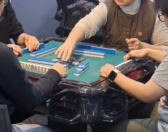 tang__kira's tweet photo. Generasi 20–30-an di Korea tergila-gila mahjong, di sekitar kampus bahkan membentuk klub dan mengadakan pertandingan antar universitas.

Dalam beberapa tahun terakhir, permainan ini diperkenalkan melalui manga dan anime Jepang, sehingga minat generasi muda pun meningkat.

 Pemilik kafe board game, Kim Junsu (37), mengatakan, “Dalam satu tahun terakhir, jumlah pelanggan yang mencari mahjong meningkat pesat hingga mencakup sekitar 20–30% dari total pengunjung,

Banyak kafe berlomba-lomba memasang meja mahjong elektrik.”