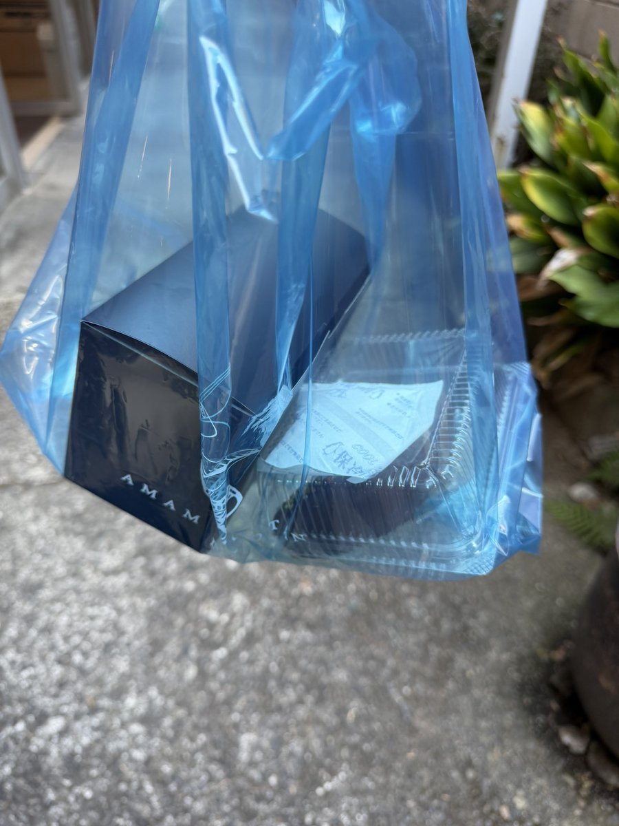D28933047's tweet photo. 凄い気になる事が起きた。
持ち帰りで保冷剤お願いしたらこれで渡されたけど、これって意味ある？🤔 https://t.co/rB9FW5U1uX