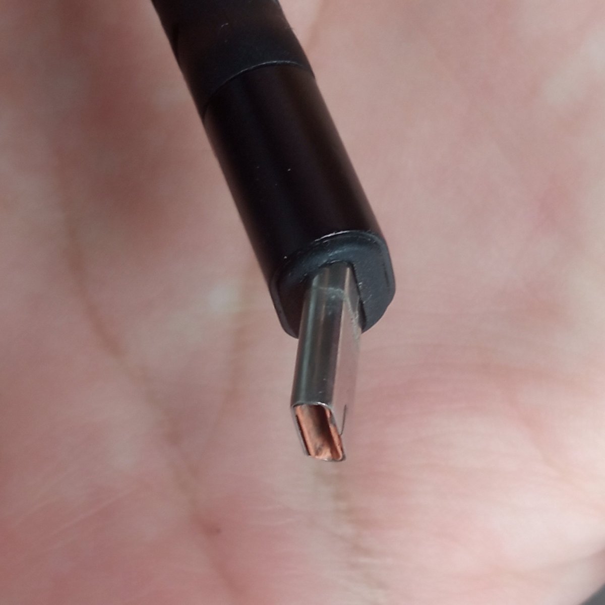 Eri_Me01's tweet photo. No ps si q tengo abandonada está cuenta XD ya me había olvidado q la cree JJAJAAAJ bueno... Q tal? Saben, el otro día el cable de mi cargador paso a mejor vida, se doblo todo feo (⁠;⁠ŏ⁠﹏⁠ŏ⁠)
Adjunto evidencia 🖼️ https://t.co/4NIzAd2nSb