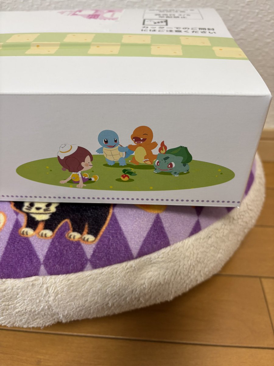 Celica_To's tweet photo. ポケセンからめっちゃ可愛い箱で届きましたぞぉぉ。仕事終わって帰宅したら届いてた♪ヤマトさんに感謝！
今日ポケセンから発売のメタモンぬいとクッションも注文できて満足どす。
人間姿のメタモンに一目惚れしてSwitch2未入手時期に予約してたので楽しみ♪
#ぽこあポケモン 
#ポケモンセンター https://t.co/k47F0oCXtu