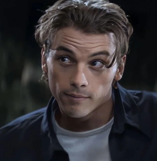 Matthew Lillard sobre a possibilidade de Stu e Billy, da franquia “Pânico”, serem gays:

“Se existir um jovem por aí que precise que Billy e Stu sejam gays porque é fã de terror, e isso o faça se sentir representado, então eu vou dizer, de peito estufado, que eles são dois jovens