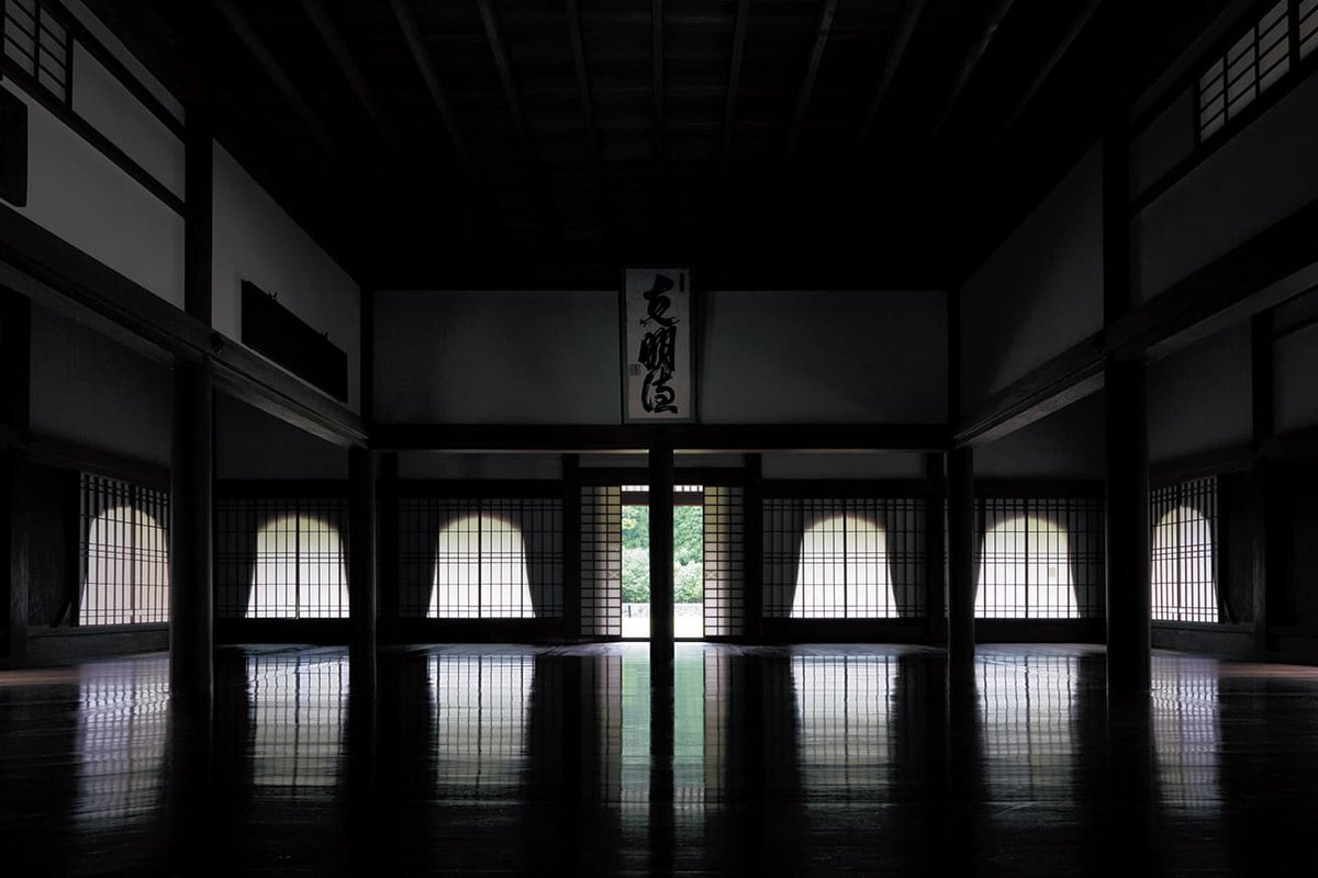 CasaBRUTUS's tweet photo. 「ここは本当にね、例えば二日酔いだとしてもすぐに治っちゃうような空間です（笑）」と写真家・藤塚光政が語るのは、1670年に岡山に設立された公立学校。圧巻の佇まいの講堂と、未来に残そうという意思を感じさせる機能的かつ美しい建築は、藤塚と藤森照信の両者を唸らせました。
https://t.co/QjkOZ2RrwX